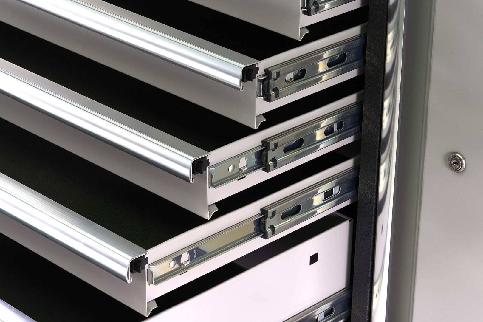 hbm-135-cm-professionele-verrijdbare-werkbank-met-kastenwand-en-accesoires_6_nr10147