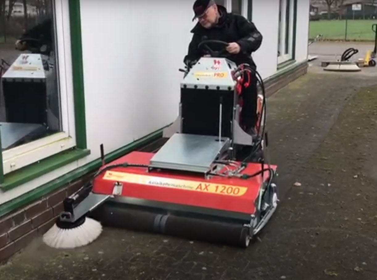 Westermann Axialkehrmaschine mit Seitenbürste Westermann Axialkehrmaschine mit Seitenbürste