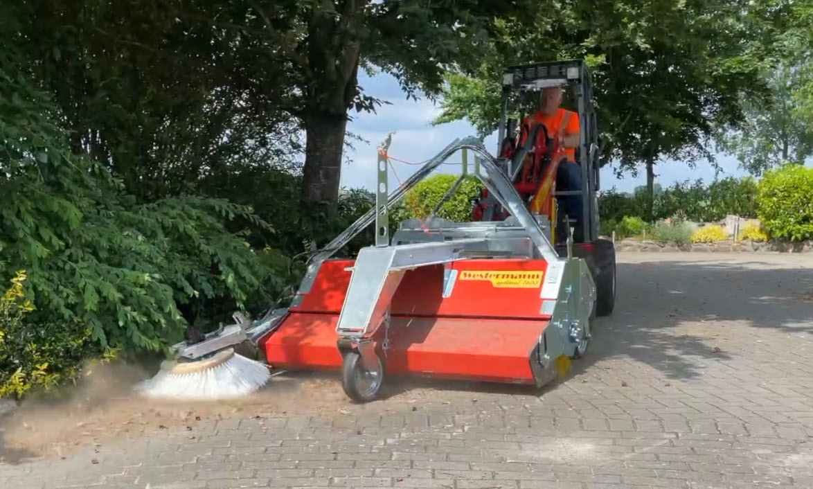 Anbaukehrmaschine "Optimal" für Hofmaschinen Anbaukehrmaschine "Optimal" für Hofmaschinen