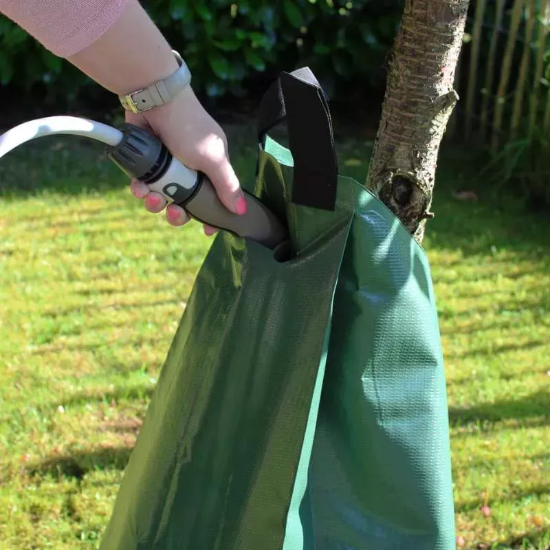 baumbewaesserungssack-befuellen_1920x1920