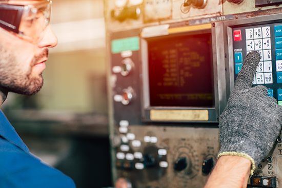 CNC-Drehmaschine-Mitarbeiter